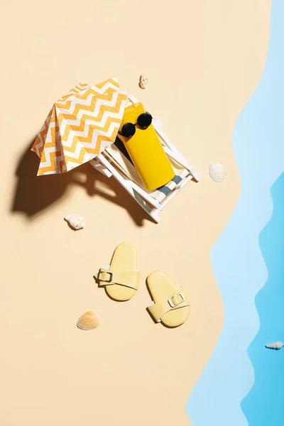 Creative Composition Miniature Deckchair Umbrella Sunscreen Beach Water — Stock Photo, Image