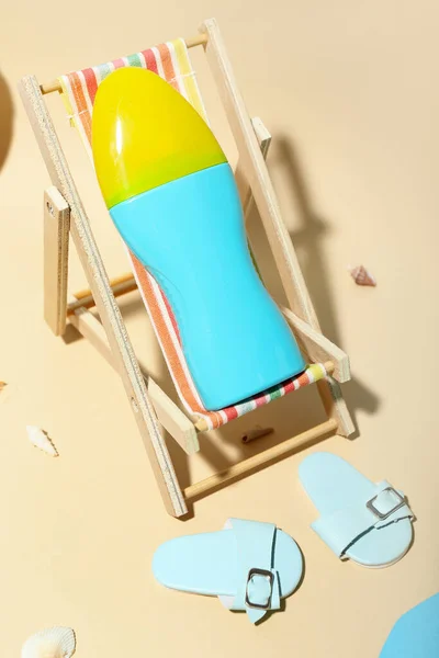 Composición Creativa Con Tumbona Miniatura Protector Solar Playa —  Fotos de Stock