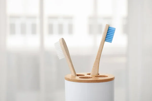 Βάση Οδοντόβουρτσες Μπαμπού Στο Δωμάτιο Closeup — Φωτογραφία Αρχείου