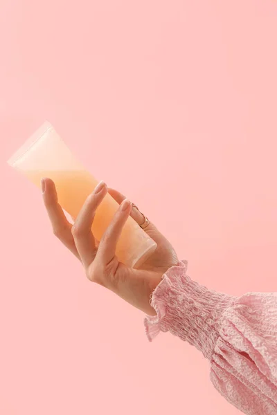Hand Hält Kosmetisches Produkt Auf Rosa Hintergrund — Stockfoto