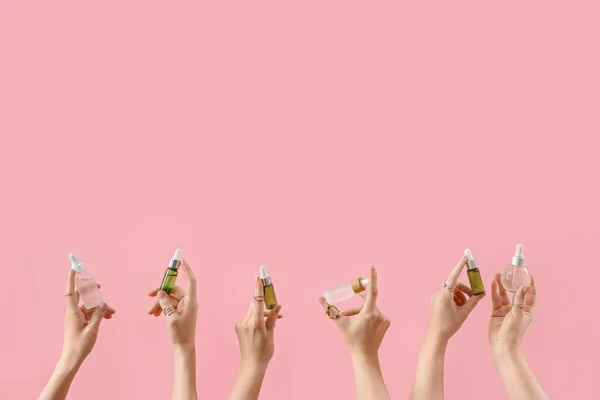 Händer Som Håller Kosmetiska Produkter Rosa Bakgrund — Stockfoto