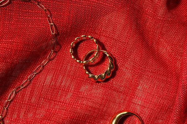 Mooie Ringen Ketting Rode Stof Achtergrond — Stockfoto