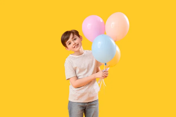 Mały Chłopiec Balonami Żółtym Tle Obchody Dnia Dziecka — Zdjęcie stockowe