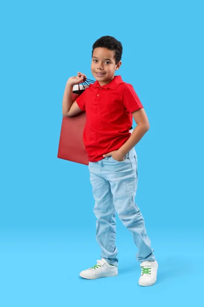 Lilla Afroamerikanska Pojken Med Shoppingväskor Blå Bakgrund Barnens Dag Firande — Stockfoto