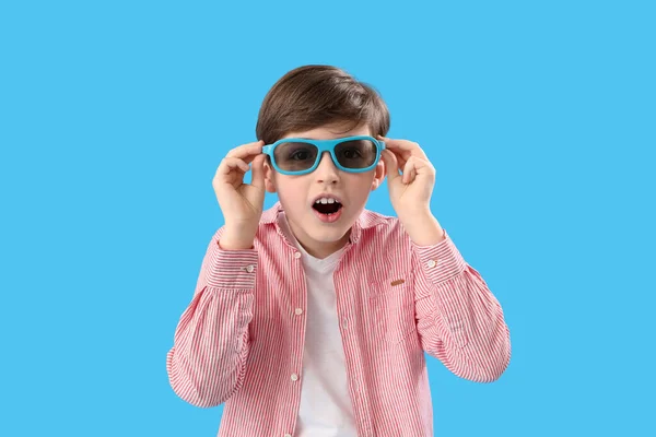 Chockad Liten Pojke Glasögon Blå Bakgrund Barnens Dag Firande — Stockfoto