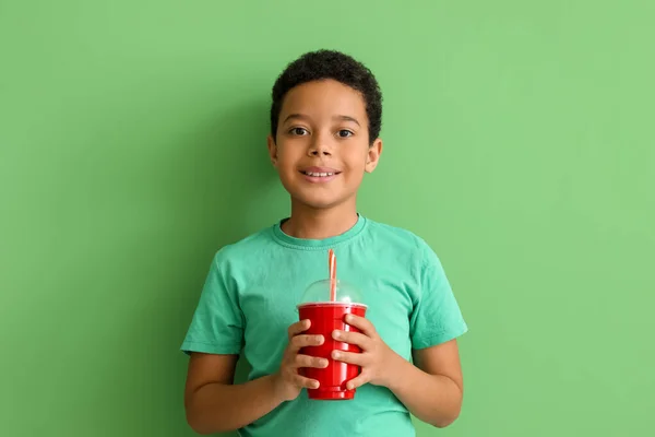 Kis Afro Amerikai Fiú Egy Csésze Üdítővel Zöld Háttérrel Gyermeknapi — Stock Fotó