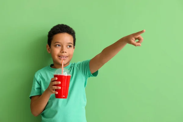 Egy Kis Afro Amerikai Fiú Egy Csésze Üdítővel Aki Valami — Stock Fotó