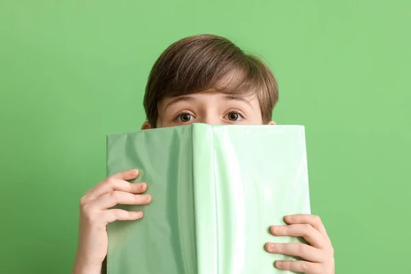 Liten Gutt Med Bok Grønn Bakgrunn Barnedagsfeiring – stockfoto