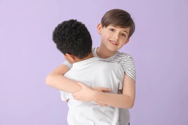 Bonito Meninos Abraçando Fundo Lilás — Fotografia de Stock