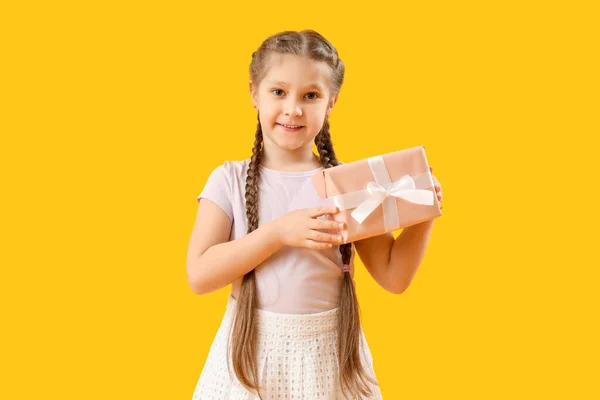 Κοριτσάκι Δώρο Κίτρινο Φόντο Γιορτή Της Ημέρας Των Παιδιών — Φωτογραφία Αρχείου