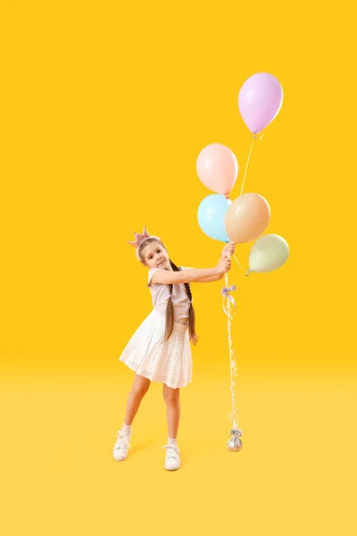 Dziewczynka Koronie Balonami Żółtym Tle Obchody Dnia Dziecka — Zdjęcie stockowe