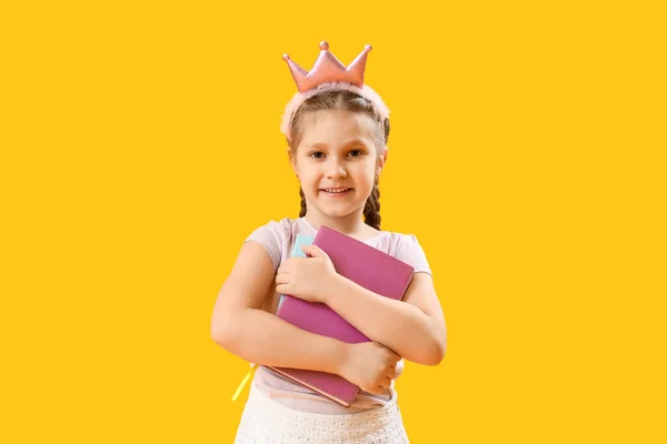 Dziewczynka Koronie Notatnikami Żółtym Tle Obchody Dnia Dziecka — Zdjęcie stockowe