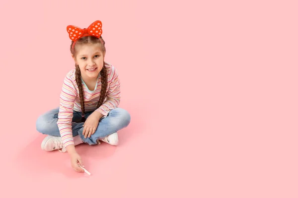 Meisje Tekening Met Krijtje Stuk Roze Achtergrond Kinderfeestviering — Stockfoto