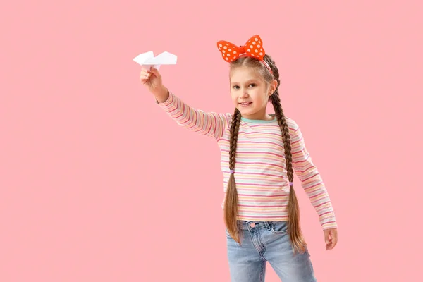 Маленька Дівчинка Паперовим Планом Рожевому Фоні Дитячий День — стокове фото