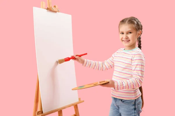 Kleines Mädchen Mit Pinsel Und Palettenzeichnung Auf Rosa Hintergrund Kindertagsfeier — Stockfoto