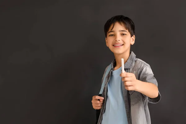 Kleiner Junge Mit Kreide Gegen Tafel Kindertagsfeier — Stockfoto