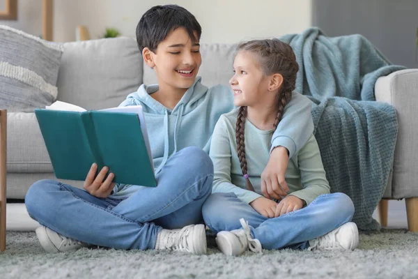Little Boy His Sister Reading Story Home — Stock Photo, Image