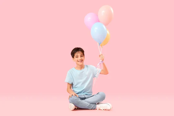 Μικρό Αγόρι Μπαλόνια Κάθεται Ροζ Φόντο Γιορτή Της Ημέρας Των — Φωτογραφία Αρχείου