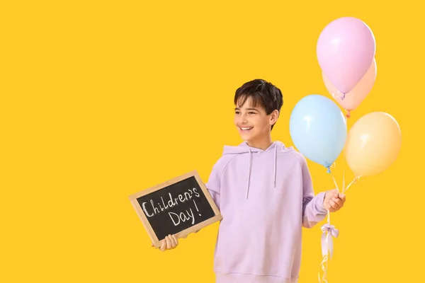Маленький Хлопчик Тримає Дошку Текстом День Кульки Жовтому Тлі — стокове фото