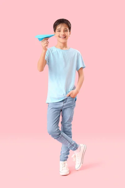 带着粉色背景的纸飞机的小男孩 儿童节庆祝活动 — 图库照片