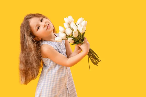 Маленька Дівчинка Тюльпаном Жовтому Тлі Дитячий День — стокове фото