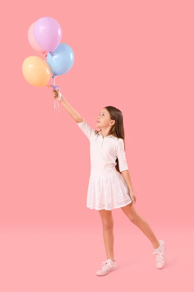 Klein Meisje Met Ballonnen Roze Achtergrond Kinderfeestviering — Stockfoto
