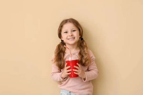 Menina Com Xícara Refrigerante Fundo Bege Celebração Dia Das Crianças — Fotografia de Stock