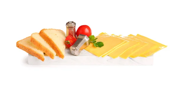 白を基調としたパンとスパイスのおいしい加工チーズのボード — ストック写真