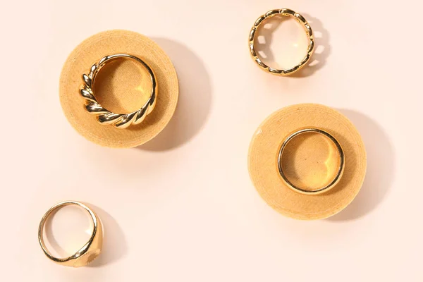 Díszítő Dobogók Gyűrűkkel Bézs Alapon — Stock Fotó