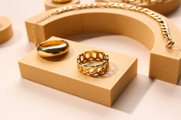 Díszítő Dobogók Gyűrűkkel Karkötőkkel Bézs Alapon — Stock Fotó