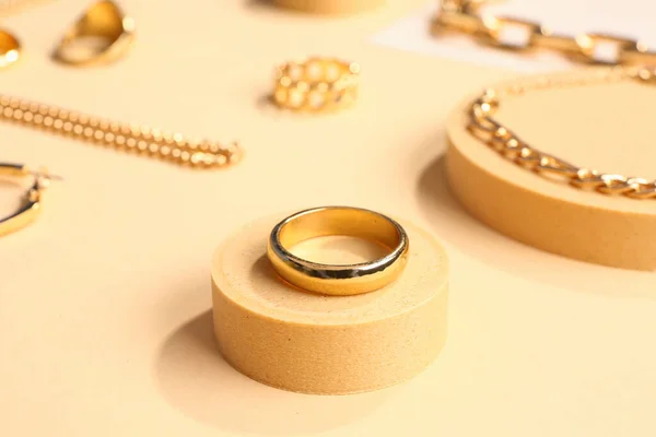 Díszítő Dobogók Arany Gyűrűk Karkötők Színes Háttér — Stock Fotó