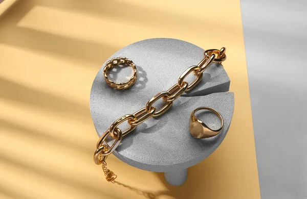 Pódios Decorativos Com Anéis Dourados Pulseira Sobre Fundo Cor — Fotografia de Stock