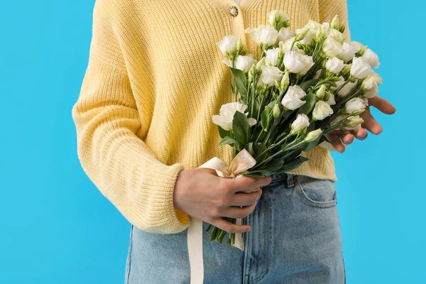 Fiatal Csokor Gyönyörű Eustoma Virágok Kék Háttér — Stock Fotó