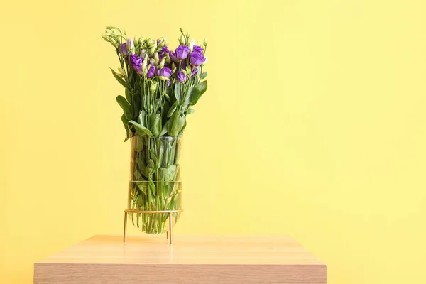 Βάζο Άνθη Ευστώματος Στο Τραπέζι Κοντά Κίτρινο Τοίχο — Φωτογραφία Αρχείου