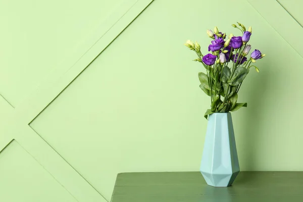 Wazon Kwiatami Eustoma Stole Pobliżu Zielonej Ściany — Zdjęcie stockowe