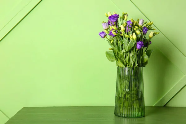 Vase Eustoma Flowers Table Green Wall — Stock Photo, Image