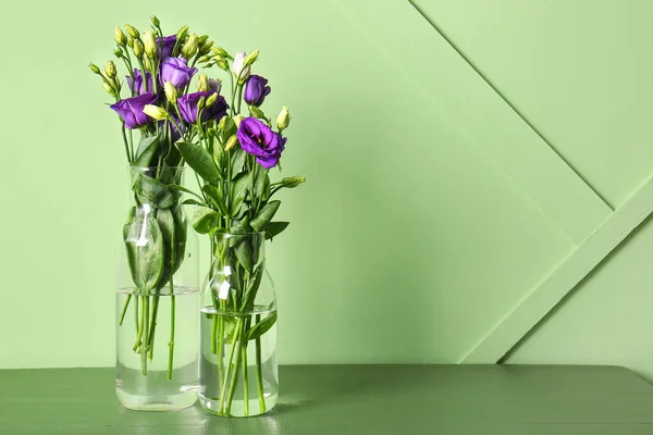 Vases Eustoma Flowers Table Green Wall — Stock Photo, Image