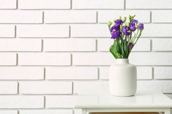 Vase Eustoma Flowers Table White Brick Wall — Stock Photo, Image