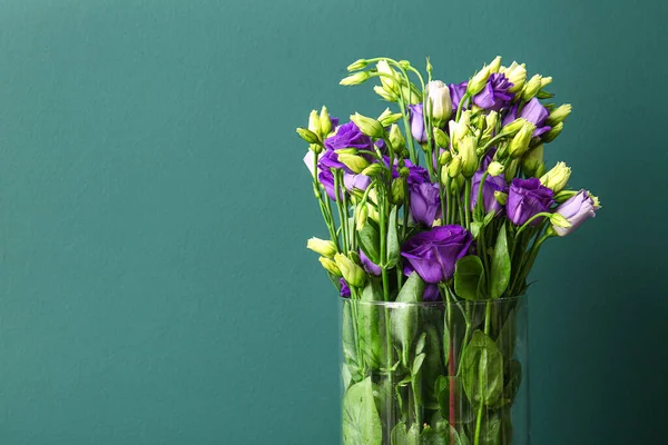 Vase Mit Eustoma Blumen Auf Grünem Hintergrund — Stockfoto