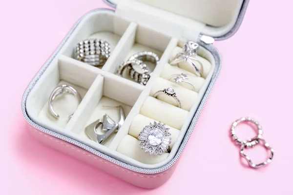 Organizador Aberto Com Anéis Prata Elegantes Fundo Rosa — Fotografia de Stock