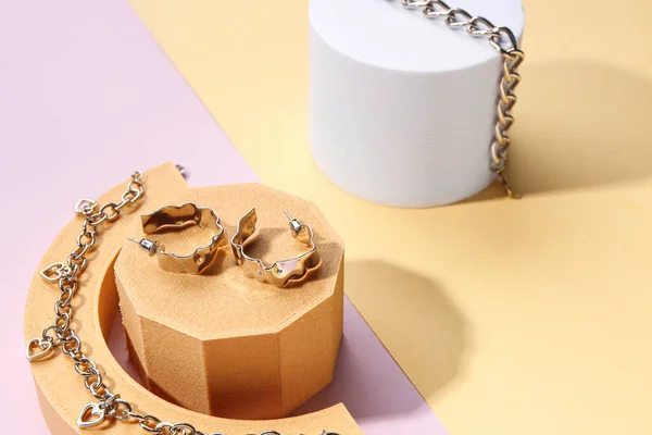 Decorative Podiums Silver Earrings Bracelets Lilac Background — Stock Photo, Image