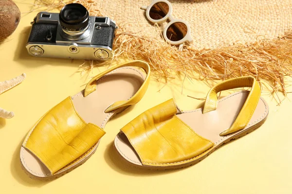 Sandalias Con Gafas Sol Cámara Sombrero Mimbre Sobre Fondo Amarillo —  Fotos de Stock