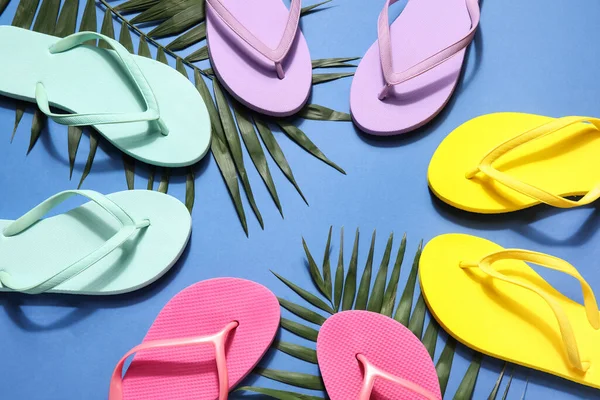 Bunte Flip Flops Mit Palmblättern Auf Blauem Hintergrund — Stockfoto