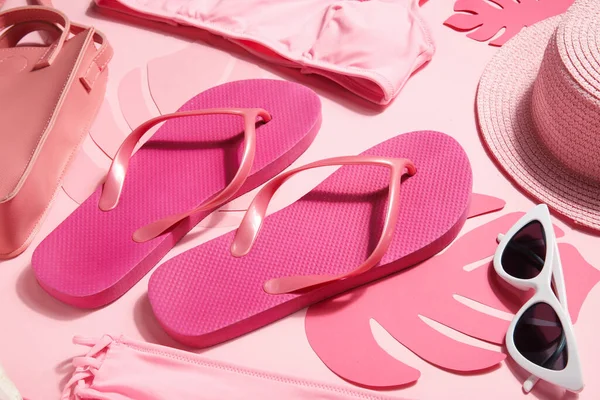 带太阳镜 皮包和粉色背景柳条帽的折叠式拖鞋 — 图库照片