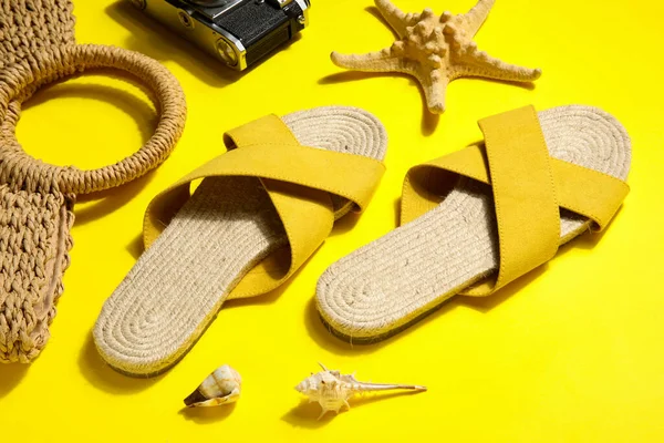 Sandalias Con Bolsa Mimbre Cámara Gafas Sol Sobre Fondo Amarillo —  Fotos de Stock