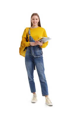 Beyaz arkaplan üzerine not defterleri olan kız öğrenci