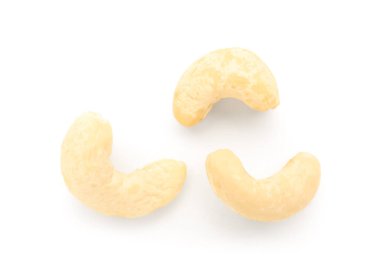 Beyaz arka plan üzerinde izole lezzetli kaju fıstığı