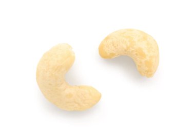 Beyaz arka plan üzerinde izole lezzetli kaju fıstığı