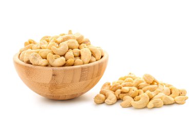 Beyaz arka planda izole edilmiş lezzetli fındıklı kase.