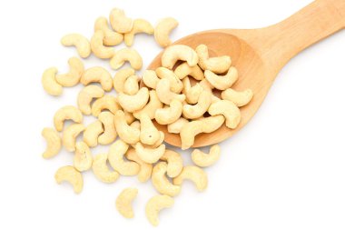 Beyaz arka planda izole edilmiş lezzetli fındıklı kaşık.